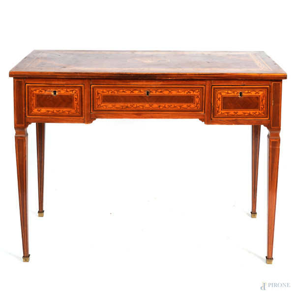 Scrivania in legno impiallacciato e  intarsiato in varie essenze con tre cassetti al fronte e gambe rastremate, XX secolo, cm 80x103x51, (segni di usura, scalfiture, difetti)
