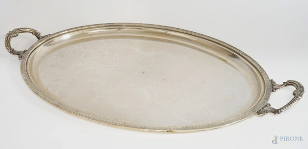Vassoio di linea ovale in argento 800, profilo con particolari cesellati, punzone Padova, cm 55x34, peso gr.1315