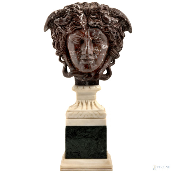 Scultura in marmo con base in marmo verde e bianco raffigurante la Medusa Rondanini, XX secolo, cm 45x25,5x10, (difetti)