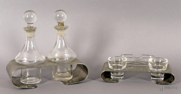 Oliera con sale e pepe in acciaio con vaschette in cristallo, anni &#39;70, altezza 18 cm.
