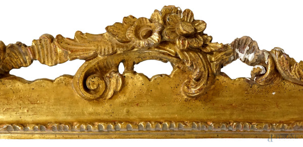 Cornice in legno intagliato e dorato, inizi XX secolo, con decori scolpiti  a foglie, volute e fiori, misure ingombro cm 58x98, luce cm 36,5x76,  (difetti). - Asta ASTA A TEMPO DI ANTIQUARIATO