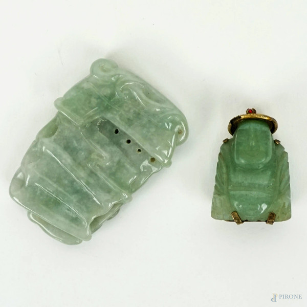 Lotto composto da una placchetta ed un ciondolo in giadeite a forma di Buddha con montatura in oro 14 kt, misure max cm 4,7x3x1