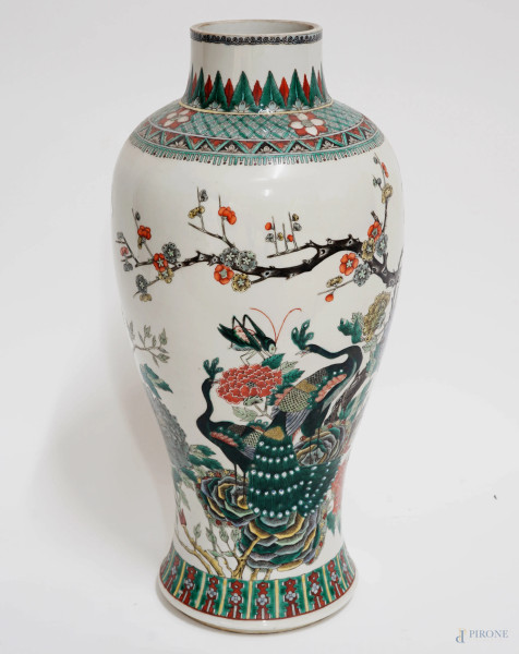 Grande vaso in porcellana policroma con decoro raffigurante paesaggio con pavoni, cm h 54, Cina, XX secolo.