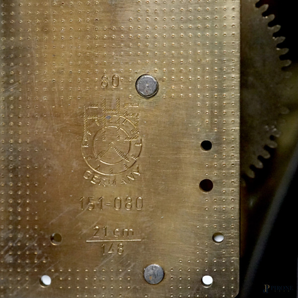 Pendola con mensola in stile Luigi XV, decori floreali e finiture in bronzo dorato, misure orolog...