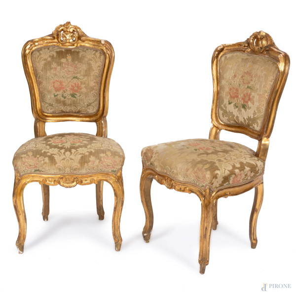 Coppia di sedie in legno intagliato e dorato, XIX-XX secolo. Seduta e schienale imbottiti e rivestiti, cm 95x47x46, (difetti, segni di usura, cadute di doratura, scalfiture)