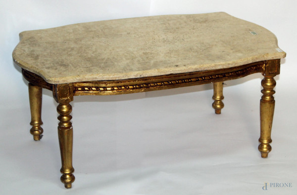 Basso tavolino di linea rettangolare in legno dorato con piano in marmo, h. cm 40x88x58.