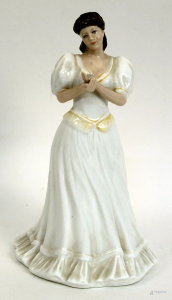 Figura femminile in maiolica smaltata Royal Doulton, H 21 cm.