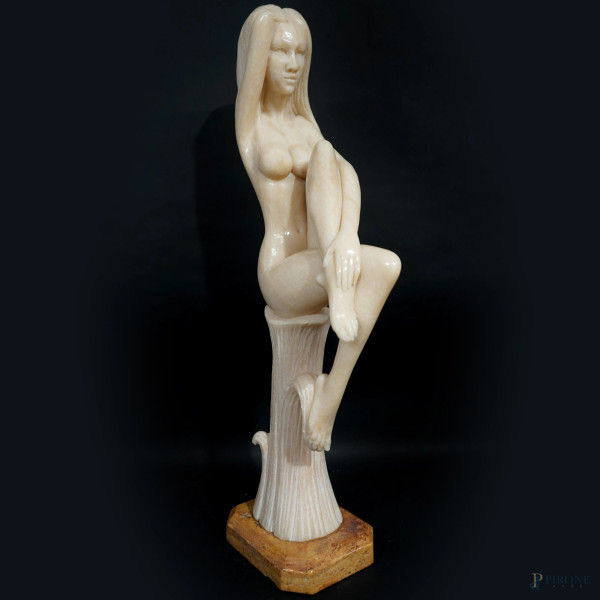 Scultura in marmo rosa rappresentante un nudo femminile, XX secolo, piedistallo in marmo giallo, altezza cm 62