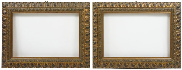 Coppia di cornici in legno intagliato e dorato, XX secolo, misure ingombro cm 79,5x59, misure luce cm 60x40, (segni del tempo).