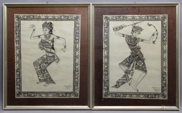Danzatrici orientali, coppia di dipinti a tecnica mista su seta, cm 39x29, firmati, entro cornici.