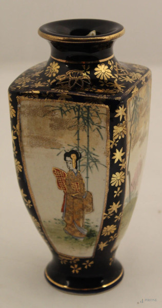Vasetto in porcellana policroma a decoro di paesaggio con figure, arte Giapponese, h. 18 cm