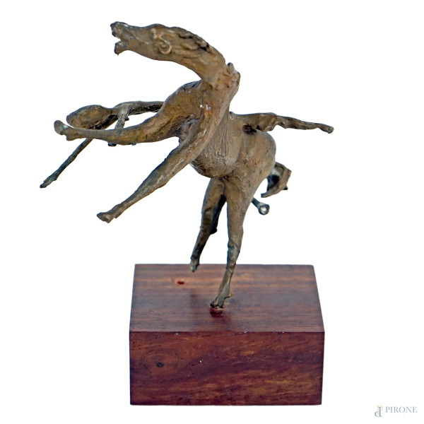 Fantino a cavallo, scultura in bronzo, cm h 16, base in legno, firmata Cecco Bonanotte, (difetti).