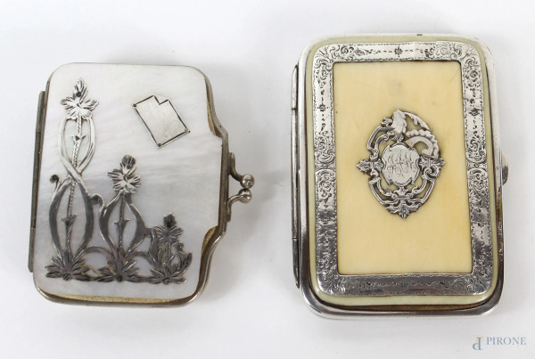 Lotto di due portamonete in materiali diversi con applicazioni in argento, misura max cm. 8,5x6, XIX secolo, (difetti).