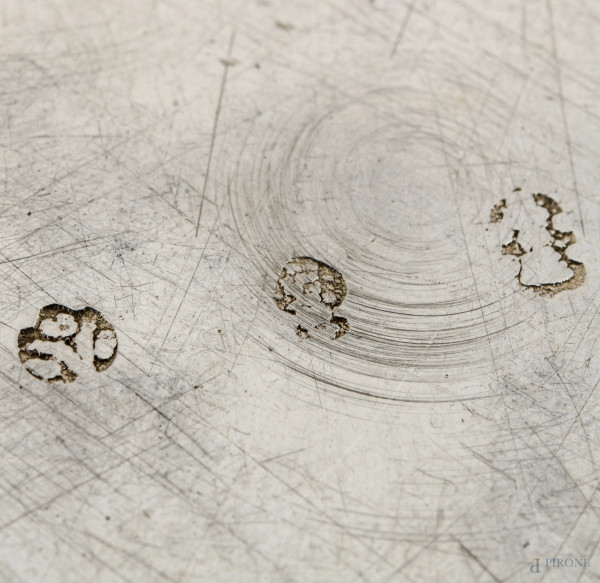 Lotto di sei piattini in argento finemente decorati a cesello con festoni e cammei con ritratti, ...