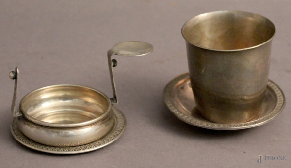 Lotto composto da quattro oggetti in metallo ed argento, H massima 6 cm.