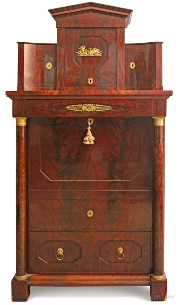 Secretaire in mogano e piuma, parte inferiore a tre cassetti ed uno sportello a calatoia, con cassettini e vuoti nell&#39;interno, parte superiore a tre sportelli, con finiture e guarnizioni in bronzo dorato e cesellato, cm 211x114x58, XIX sec.