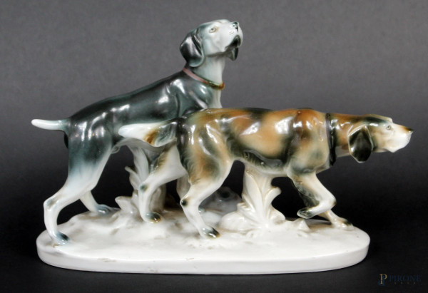 Gruppo in porcellana policroma raffigurante cani, altezza 15,5 cm, lunghezza 25 cm, (restauri).