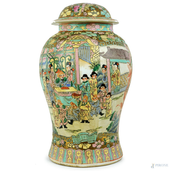 Potiche in porcellana policroma, Cina, XX secolo, cm h35, (coperchio incollato, presenti fori per trasformazione a lampada)