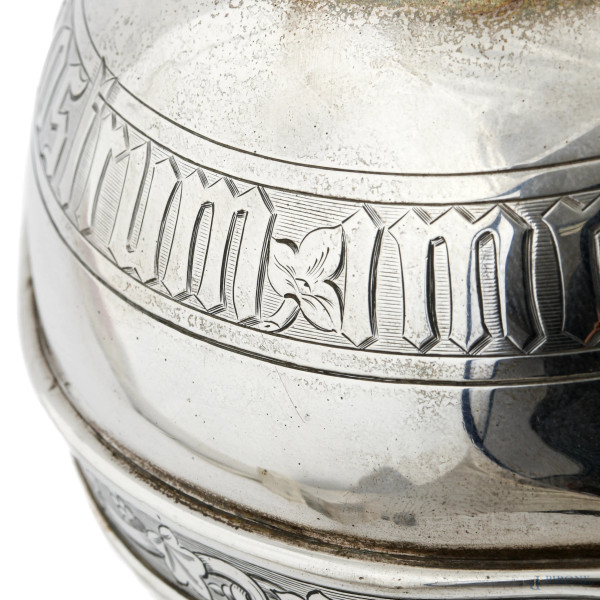 Versatoio in argento inglese, XX secolo, altezza cm 30, peso gr 840