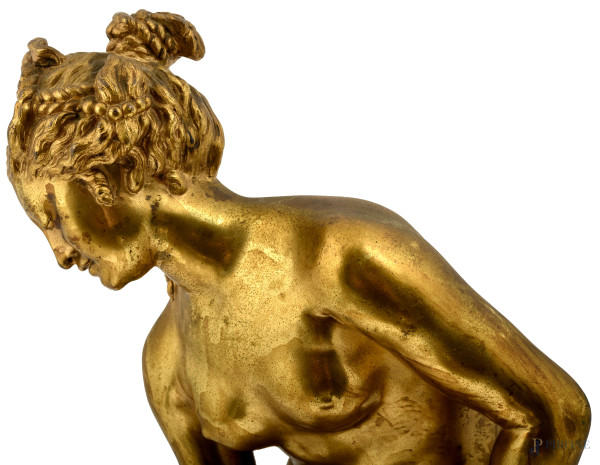Scultura raffigurante Venere al bagno in bronzo dorato, fine del XIX - inizi del XX secolo, cm 44...