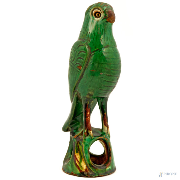 Pappagallo in maiolica policroma, XX secolo, altezza cm 23,5, (difetti)