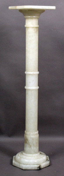 Colonna in alabastro, altezza 90 cm.
