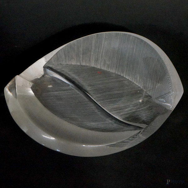 Centrotavola a foggia di foglia in cristallo Lalique - France, XX secolo, cm 5x19x14, (piccole sbeccature).