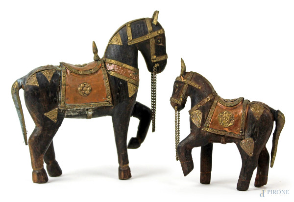 Due cavallini in legno scolpito, particolari in metallo dorato e rame sbalzato,  altezza max. cm h 16, (difetti).