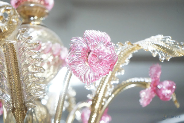 Lampadario a otto luci in vetro soffiato di Murano, XX secolo, color ambra con fiori a profili ro...