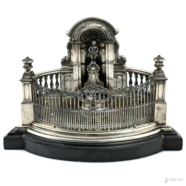 Lampada a carburo in metallo argentato su base in marmo realizzata a riproduzione del Manneken Pis a Bruxelles, XIX secolo, cm 15x22x15,5