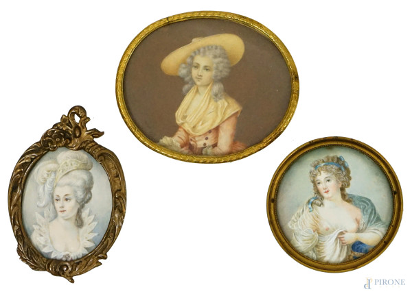 Lotto di tre miniature ad assetto ovale raffiguranti nobildonne, misure max cm 8x9,5, XVIII secolo, entro cornici.