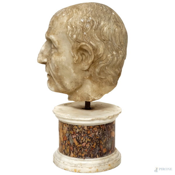 Testa di Giulio Cesare in marmo bianco su base cilindrica in marmo, XIX-XX secolo, cm 37x16x20. (...