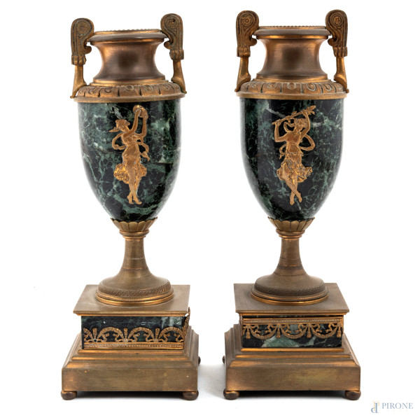 Coppia di portacandele in bronzo e marmo a foggia di urna, XX secolo, altezza cm 28, (segni di usura, rotture, mancanze, difetti)