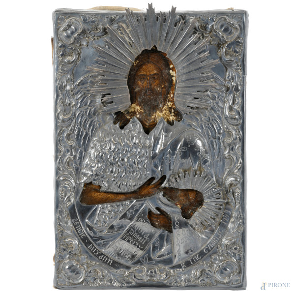 Icona raffigurante Cristo con riza in argento riccamente cesellata, XIX secolo, tempera su tavola, cm 27,5x19, (segni di usura, difetti)
