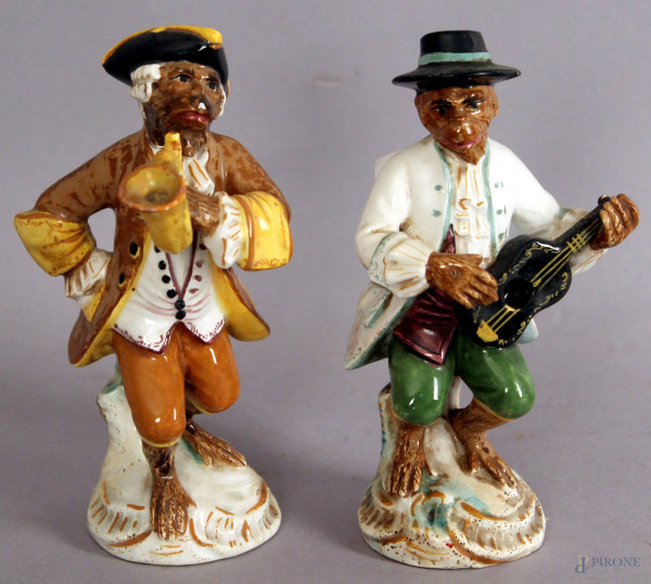 Lotto composto da due porcellane policrome a forma di scimmiette musicanti, altezza 15 cm, marcate, (difetti).
