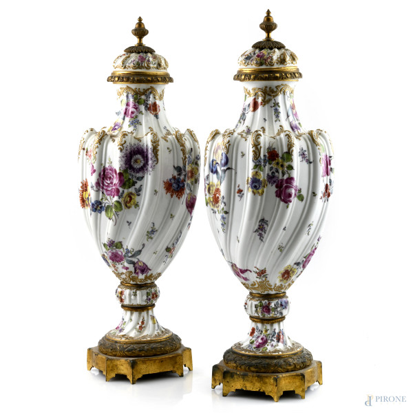 Coppia di potiche in porcellana Sevres decorate in policromia a motivi floreali e inserti in metallo dorato, XIX-XX secolo, altezza cm 49,5, (segni di usura, difetti, restauri)