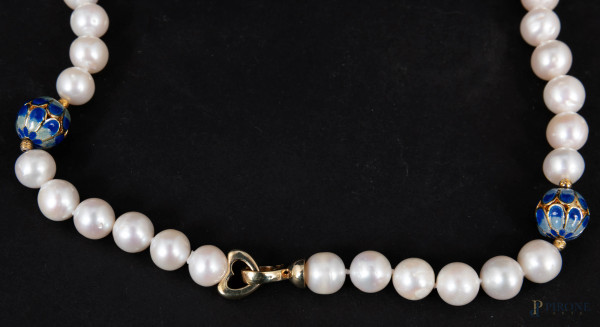 Parure con perle, sfere blu e argento, lunghezza collana cm 56; lunghezza bracciale cm 20