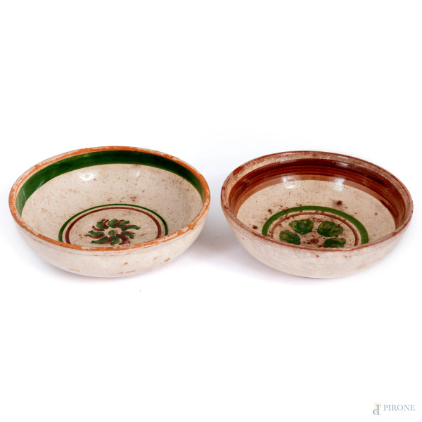 Lotto di due ciotole in maiolica dipinta e smaltata, XX secolo, misura massima cm 7x21, (usura del tempo, cadute di smalto stannifero, difetti)