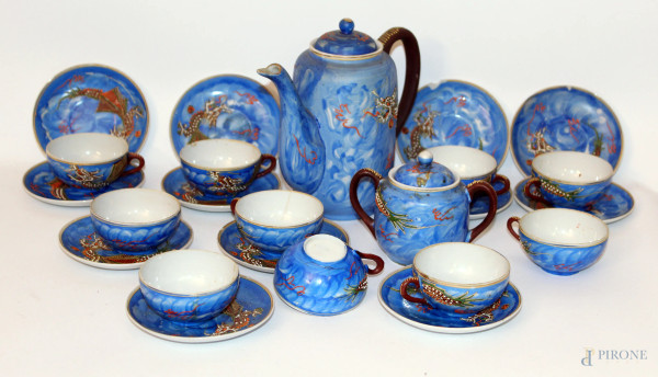 Servizio da tè per sei in porcellana giapponese a decoro di draghi, policromo  con fondi tazzine a soggetto di fanciulla, (difetti).