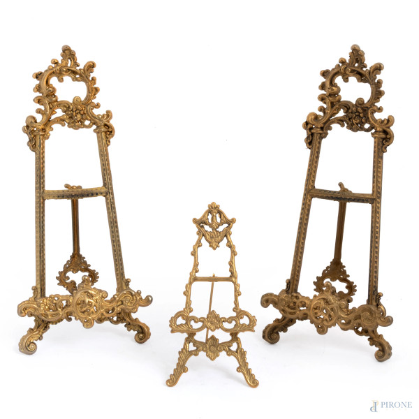 Lotto di tre cavalletti in bronzo dorato finemente cesellato, XX secolo, altezza massima cm 39,5