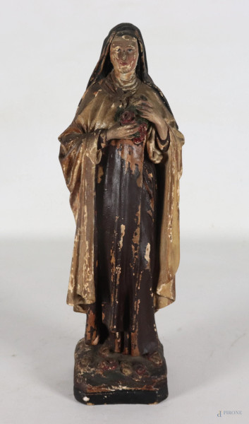 Scultura in gesso policromo raffigurante Santa Teresa di Lisieux, XX secolo, altezza cm 34, (segni di usura, scalfiture, cadute di colore, rotture, mancanze, restauri, difetti)