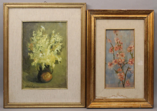 Lotto di due dipinti ad olio raffiguranti fiori cm 30x20 e cm 26x13, entro cornici.
