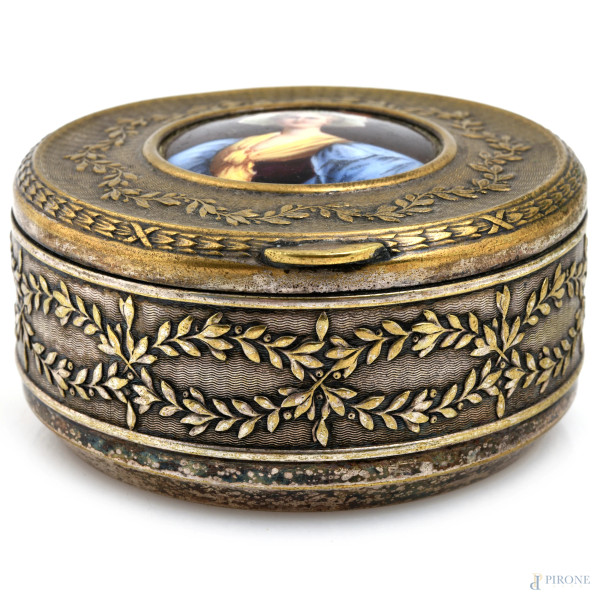 Scatola in metallo con miniatura di nobildonna al coperchio, XX secolo, cm 4x8,5