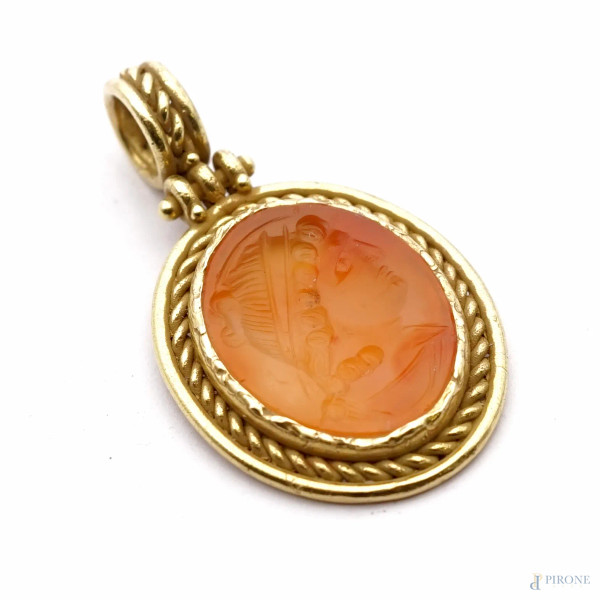 Ciondolo in oro 18 KT di forma ovale con cammeo in pasta vitrea rappresentante un profilo femminile, XIX secolo, peso gr. 11.4, cm 4x2,3