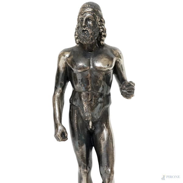 Sculture in argento rappresentanti i Bronzi di Riace, XX secolo, piedistalli in marmo, altezza ma...