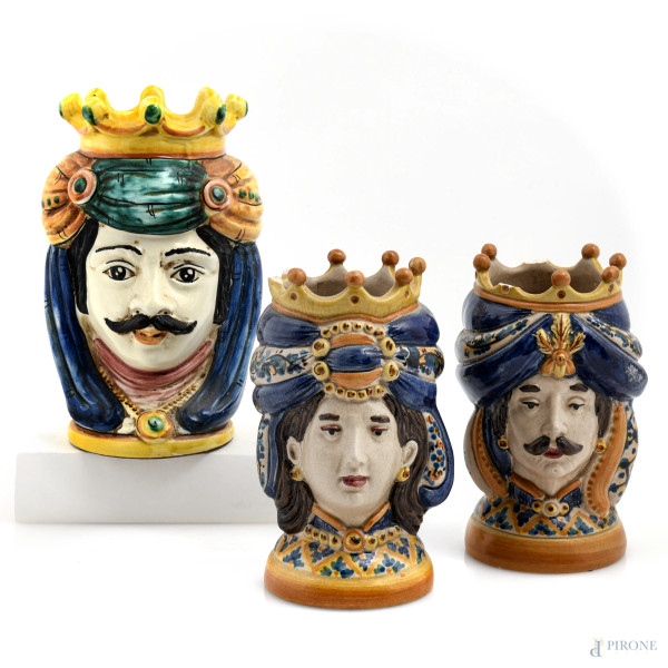 Lotto di tre vasi in ceramica di Caltagirone raffiguranti teste di Moro, altezza massima cm 21, (segni di usura, rotture, mancanze, difetti)