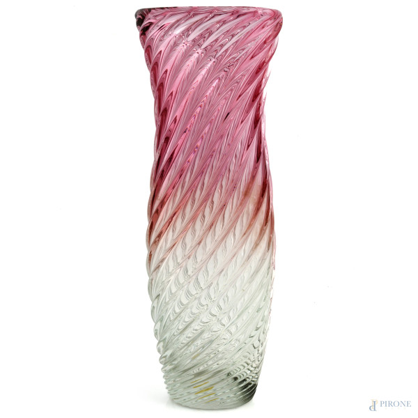 Vaso in vetro di Murano con lavorazione costolonata a torchon nei toni del rosa, XX secolo, altezza cm 43,  alla base etichetta Seguso, (lievi segni di usura)