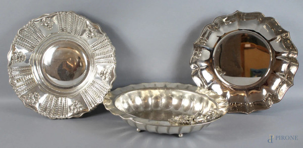 Lotto composto da tre centrotavola in metallo argentato, diametro max. 29,5 cm.