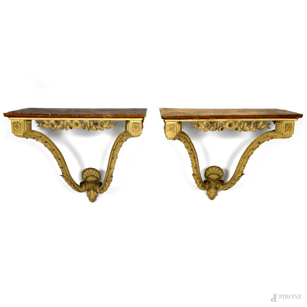 Coppia di mensole in legno laccato e intagliato, XX secolo, cm 76x90x44, (segni di usura, fori di tarlo, rotture, scalfiture)