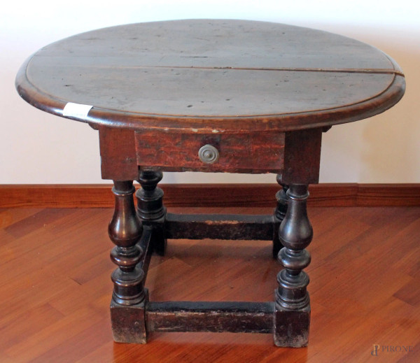 Basso tavolo in castagno di linea ovale ad un cassetto poggiante su quattro gambe, altezza 64x87x67cm, XIX sec.